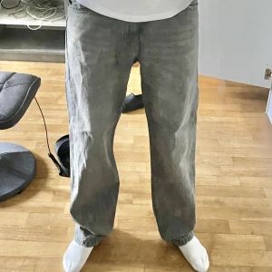 Denim Bershka gråa jeans - Välfungerande jeans som jag har vuxit ur (ungefär 5 månaders användning) (Obs! Köp går inte ångra)