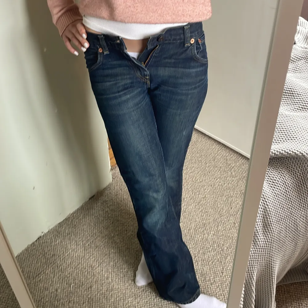 Lågmidjade bootcut Levis jeans! Nytt skick, unik modell! Skriv vid frågor. Jeans & Byxor.