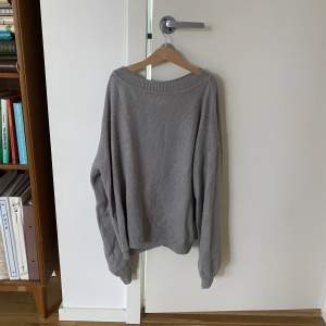 Säljer en oversized grå tröja, kontakta för fler vikter 🤍