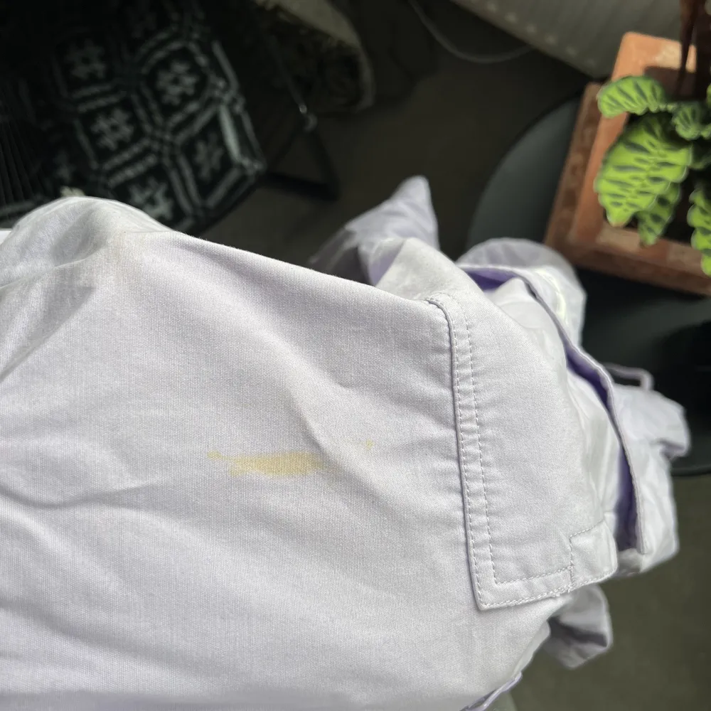 Pastell lila jacka från ellesse, har en fläck, se sista bilden (inte försökt få bort den men lär gå med vanish/tvättmedel) . Jackor.