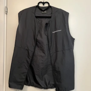 Peak performance väst - Löpar väst. Väldigt tunn. Fina att styla med. Knappt använd. 