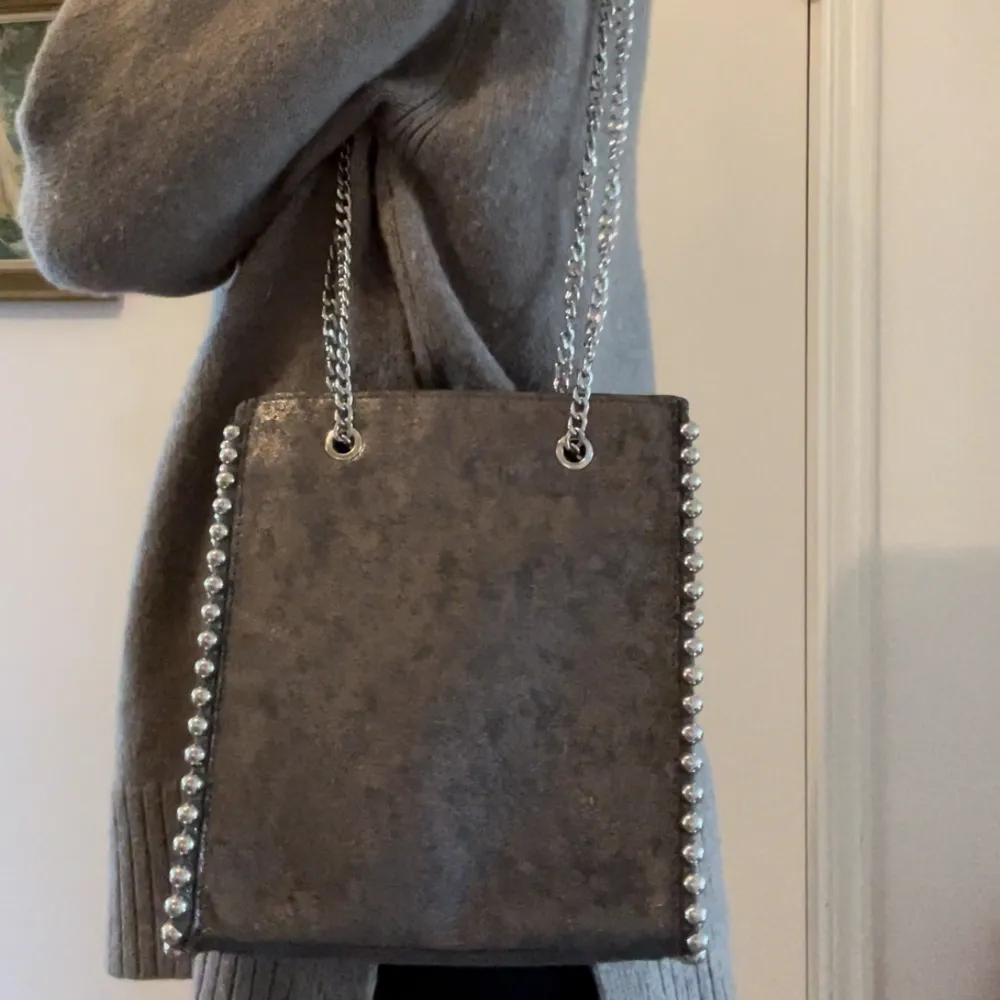 Väska från Zara, använd en gång. Höjd 25 cm, bredd 22cm, djup 7cm.. Accessoarer.