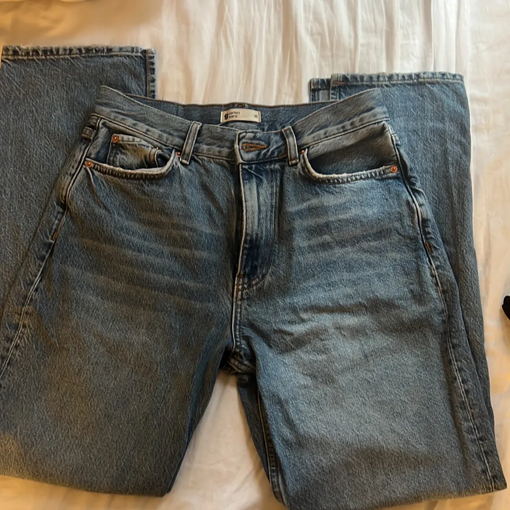 Säljer dessa petite jeans från ginatricot ”13994-2021”. De är midwaist, sitter under naveln. De har också slit längst ner. Storlek 38 petite, men passar 36 också. Säljer då dem ej kommer till användning🥰. Jeans & Byxor.