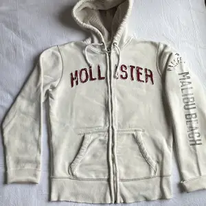 En vit Hollister zip-up tröja i utmärkt skick. Den är märkt som storlek S, men den kan bekvämt passa någon som normalt bär storlek M.