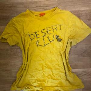 Baby tee från Hugo boss med ”desert club” inborderat!! Skriv vid fler frågor🩷