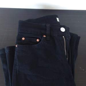 Säljer superfina jeans från Gina Tricot. Säljer pågrund av att det är lite korta för mig ( 177 cm )  Srl 32 men är väldigt Stretchiga. Väldigt mörk svart färg i värkligheten och ändast andvänd 2-3 gånger  Skriv för mer info eller bilder ❤️