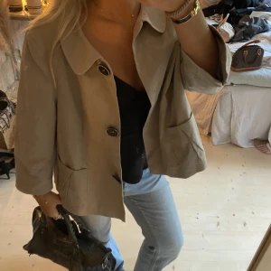 Kappa - SUPER snygg kappa! Jätte bra kvalitet kostar ungefär 2000 ny❤️❤️