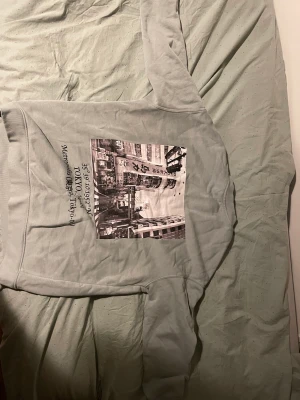 Sweatshirt  - Två st en i xs och s, dom är oversized så storleken spelar inte jätte stor roll, båda säljes för samma pris! Turkos aktig.