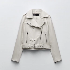 Skinnjacka - Superfin beige skinnjacka från zara som är slutsåld på hemsidan. Jackan är helt ny med prislapp kvar. Storlek M men passar även S. Pris kan diskuteras💞