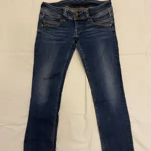 Pepe jeans i modell Venus. Storlek 30/30. Specifika mått så du kan jämföra med jeans hemma: midja 38cm. Från skrev till midja: 17cm(lågmidjade). Innerbenslängd: 73cm