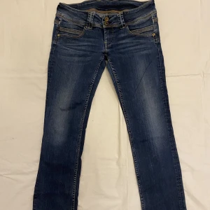 Pepe Venus - Pepe jeans i modell Venus. Storlek 30/30. Specifika mått så du kan jämföra med jeans hemma: midja 38cm. Från skrev till midja: 17cm(lågmidjade). Innerbenslängd: 73cm