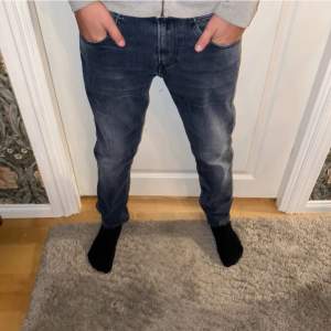 Säljer ett par riktigt snygga och trendiga replay jeans för väldigt bra pris!!! Modellen heter anbass och de är i nyskick!! Tveka inte att höra av dig vid frågor eller ifall du vill ha fler bilder👊👊
