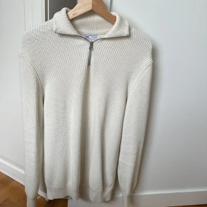Zara pärlstickad tröja - Säljer en pärlstickad tröja från Zara, köpt för några månader sedan. Elegans och stil i ett plagg – perfekt för att hålla sig varm och trendig!