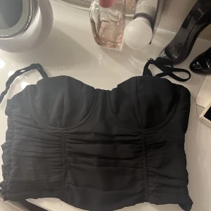 Svart topp - Topp ifrån bershka! I storlek M men är liten i storleken, den har dock stretch därbak.