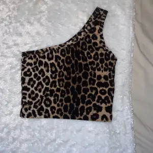 One shoulder leopard linne. Använt några gånger. Från shein i storlek S