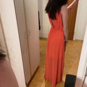 Klänning - Orange fin långklänning ej använd tyvärr då den är väldigt fin att ha på sig. 
