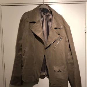 Beige mockajacka  - Hej,   Säljer min jacka då jag inte använder den längre. Använt ytterst få gånger, 2-3. Inga fel eller fläckar. Kostade 1000kr på HM