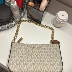 Väska  - Helt ny skit den kom tyvärr inte till användning skit snygg och passar med allt typ 🌸 pris kan diskuteras äkta 