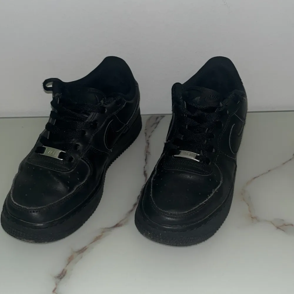 Säljer ett par svarta Air force, använd de i 3 månader och nu har jag köpt nya skor . Skor.
