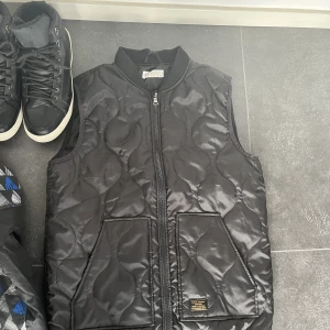 Väst - Täckväst Knappt använd.  Strl 158/164 75kr