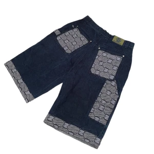 Baggy jeans shorts - Ett par mörkblåa jeans shorts med fastsytt tyg på vissa ställen. Aldrig använda, alltså nyskick. Innerbenslängd: 33cm. Midja: 86cm. Benbredd: 35,5cm. Vid frågor eller önskemål om fler bilder, skriv privat! 