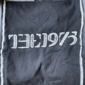The 1975 T-Shirt MERCH  - Merch bandet The 1975, från 2017 ca. Storlek S. 