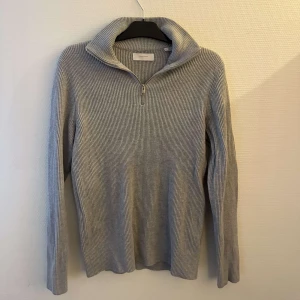 Jack & Jones half zip - Riktigt snygg half zip från Jack & Jones. Den är använd men fortfarande i väldigt bra skick!!!