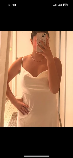 Vit cocktail klänning - En helt oanvänd vit lång cocktailklänning köpt på Zalando men märket är pieces, helt ren och prislappen är kvar 