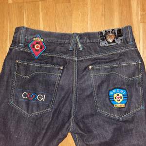 Säljer mina Sjukt feta Coogi jeans! Skicket är okej och dom sitter Nice. Köpt för 1500 på seams, Fråga om fler bilder! 😁