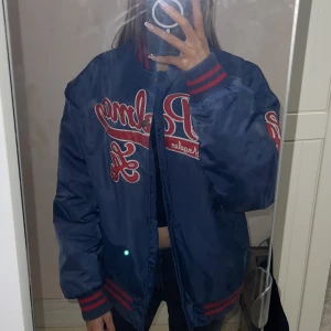College jacka - En vintage DePalma los abgeles college jacka från USA 1972! 💗superfin och rätt så varm! Kontakta om fler frågor! Är xs/s för referens