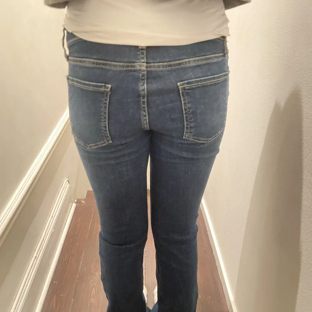 Snygga lågmidjade jeans, använt väldigt lite och i bra skick💞. Jeans & Byxor.