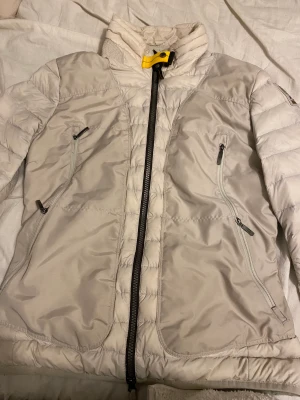 Parajumpers jacka  - I nyskick. Jätte fin, formar sig jätte fint på kroppen storlek S men passar även XS 