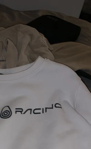 Sailracing - En helt ny sailracing tröja kan ej använda den längre den blev för liten fick den i somras helt ny skick 
