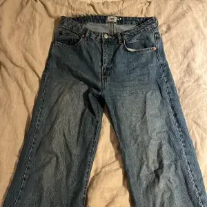 Blåa jeans i väldigt bra skick, boulevard stilen från lager 157 med breda ben.