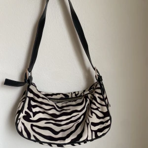 Väska - Väska i coolt print. Inga synliga tecken på användning. *Köparen står för frakt.