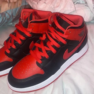 röda jordans - röda jordans som bara e använda ett fåtal gånger 
