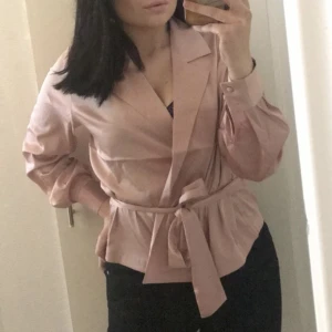 Rosa blus - Rosa blus med knytning. ”halt” tyg. Använd några få gånger. Kan ej ha längre men hittade några gamla bilder. Inga hål eller så. Köpte på BikBok storlek S. Tvättar och stryker innan jag skickar.