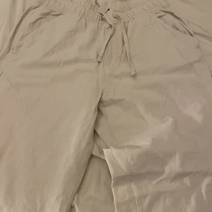 Linnebyxor  - Vit beiga linnebyxor från lager157 i storlek L de är köpta på man sidan 