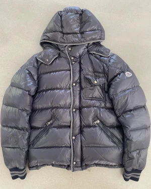 Moncler Barrome Size 4 - mörkblå modell barrome fint skick förutom lagad skada på ryggen.. Storlek 4, L/XL