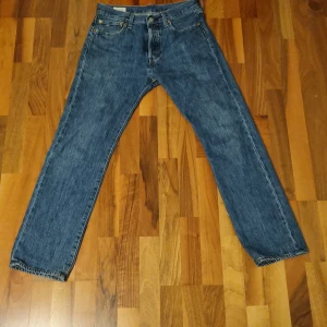 Levis 501 W30L30 - Tjena, säljer ett par jeans som är använda men i gott skick 4/5. Nypris 110å