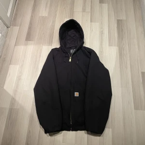 Carharrt duke jacka  - Säljer denna magiska  Duck Active Jacket Carhartt i en svart färg. Storlek Tall medium! Den är som Helt nya använd bara 1 gång. Så inga defekter eller hål alls. Nypris 2000kr