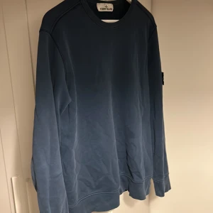 Stone island tröja - Tja säljer denna snygga stone island tröjan, inte använd så mycket mest hängt i garderoben och tänkte ta och sälja den. Hör av vid funderingar👍