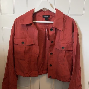 Jacka - Tunn orange jacka från Lindex, helt oanvänd med prislapp kvar på plagget. Den är oversized och lite kortare i modellen✨