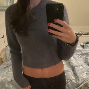 Stickad tröja - Jättefin mörkblå/gråaktig croppad stickad tröja från zara som inte kommer till användning längre. Endast använd fåtal gånger och i Str S!