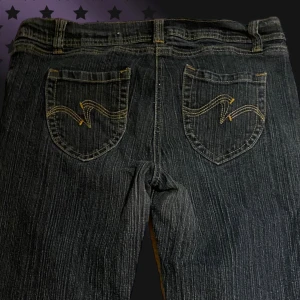 Svart blåa Mom Jeans  - Fina jeans, priset är diskuterbart 