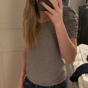 Randig topp  - Väldigt fin topp med puffärm som är svart och vit randig, från hm st38 