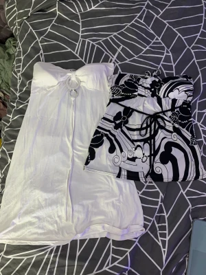 ”klänningar” att ha över bikini - Två tröjor/klänningar som är tunna och går att ha över bikini eller bara som de är. Luftiga och tunna. 100kr för båda.