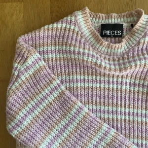 Stickad tröja 💗 - Stickad tröja i storlek XS. Bara använd ett fåtal gånger 💞🫧🐚🌷☁️💖