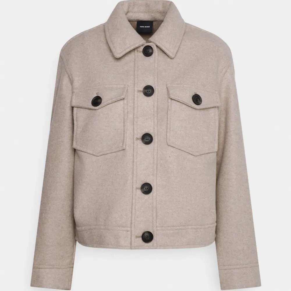 Säljer denna kappa från vero moda i storlek M! använt en gång innan💕. Jackor.