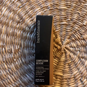 Contour/Bronze stick - Jättefint foundation stick som även går att använda som contour/bronzer från Bare Minerals. I färgen cinnamon, helt ny med orginalförpackning. Säljer pga felköp av nyans🤎🤍🖤🩷